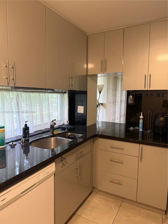 For Sale: $249,999 (1 beds, 1 baths, 767 Square Feet)