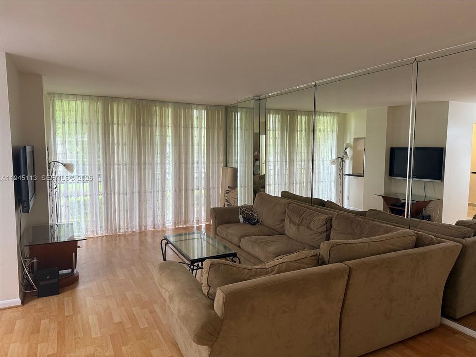 For Sale: $249,999 (1 beds, 1 baths, 767 Square Feet)