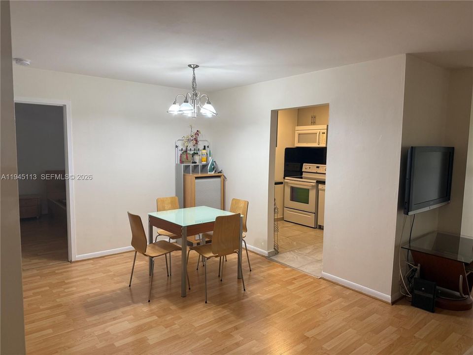 For Sale: $249,999 (1 beds, 1 baths, 767 Square Feet)