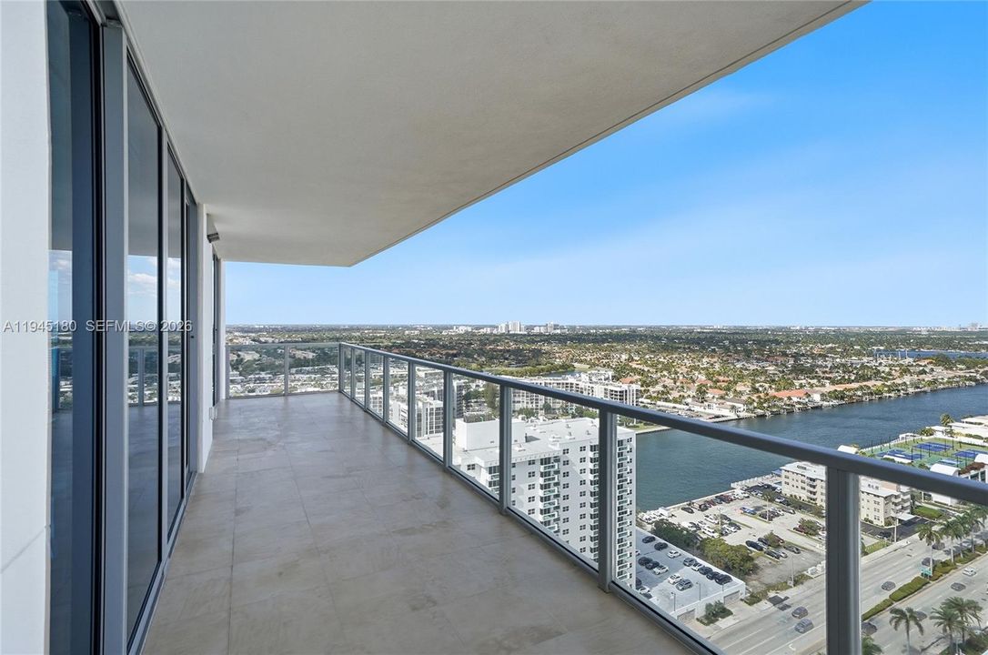 Recently Sold: $2,149,000 (3 beds, 3 baths, 2308 Square Feet)