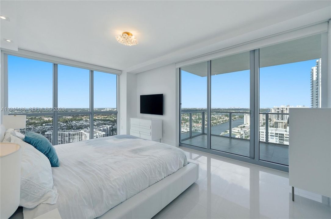 Recently Sold: $2,149,000 (3 beds, 3 baths, 2308 Square Feet)