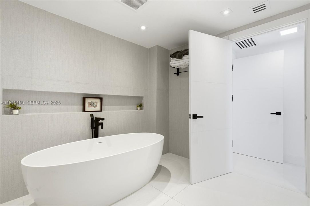 Recently Sold: $2,149,000 (3 beds, 3 baths, 2308 Square Feet)
