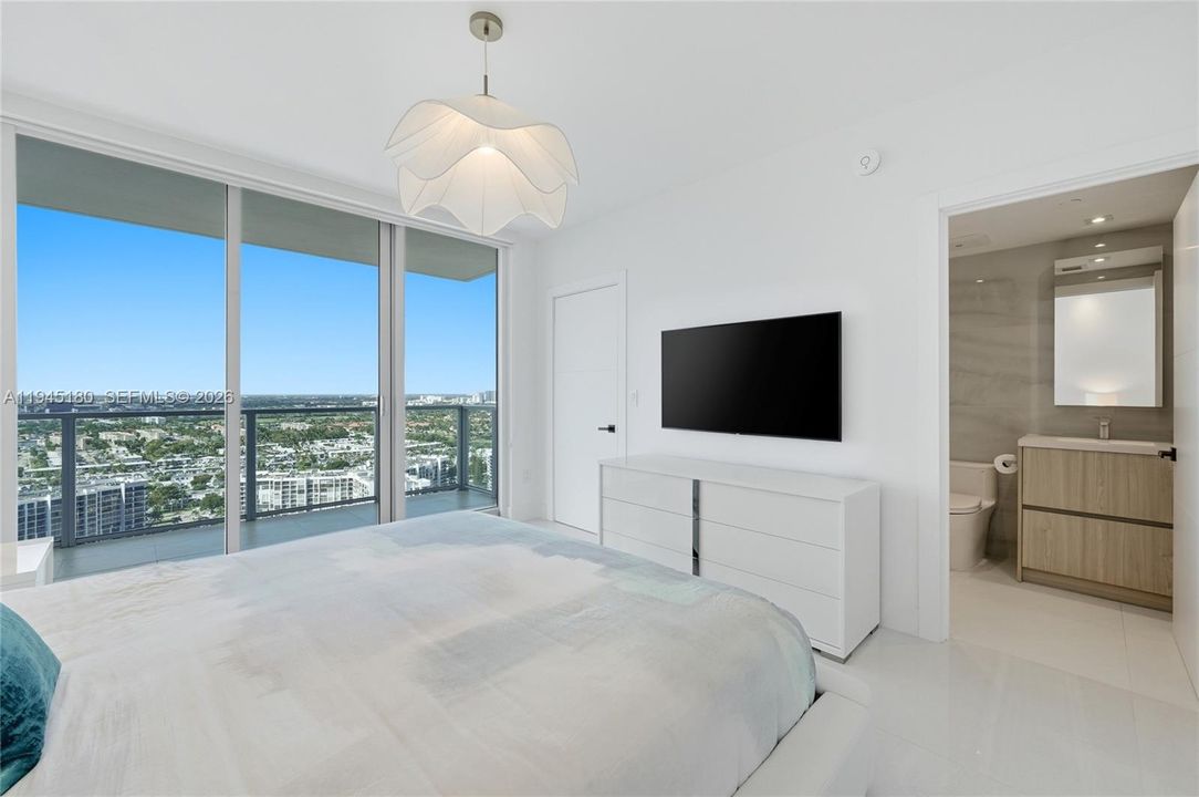 Recently Sold: $2,149,000 (3 beds, 3 baths, 2308 Square Feet)
