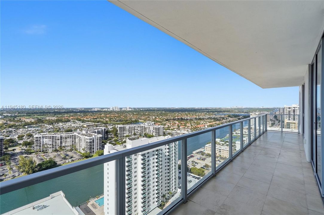 Recently Sold: $2,149,000 (3 beds, 3 baths, 2308 Square Feet)