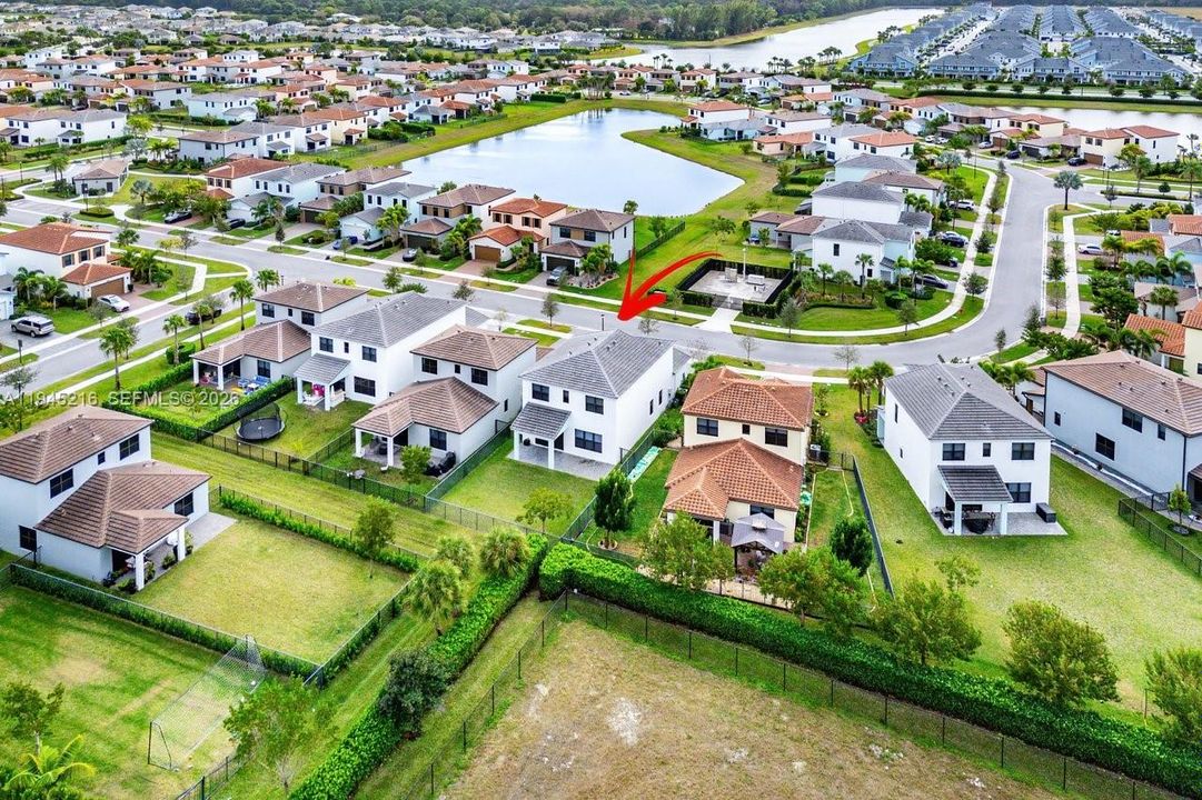 合同活跃: $630,000 (5 贝兹, 3 浴室, 2512 平方英尺)