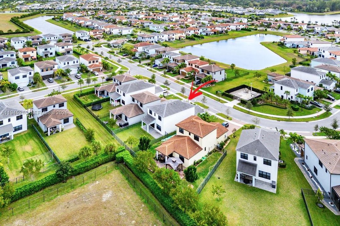 合同活跃: $630,000 (5 贝兹, 3 浴室, 2512 平方英尺)