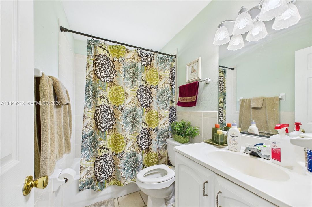 Recently Sold: $260,000 (3 beds, 2 baths, 1336 Square Feet)