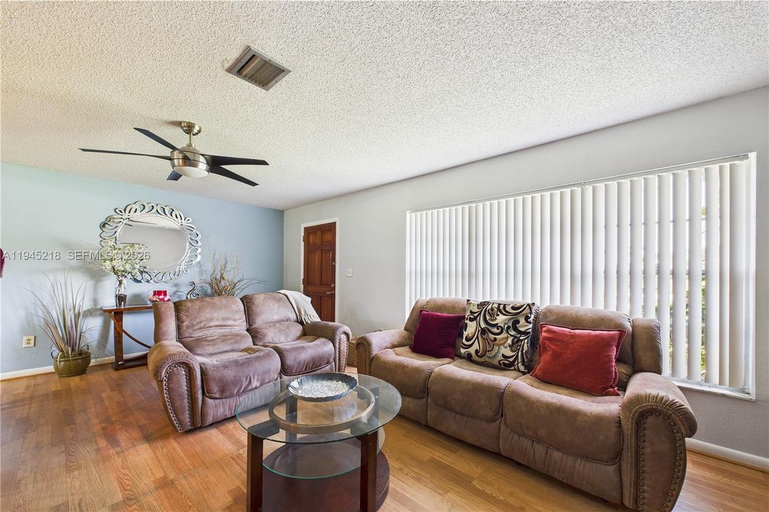 Recently Sold: $260,000 (3 beds, 2 baths, 1336 Square Feet)