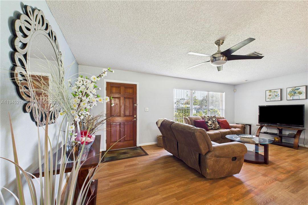 Recently Sold: $260,000 (3 beds, 2 baths, 1336 Square Feet)