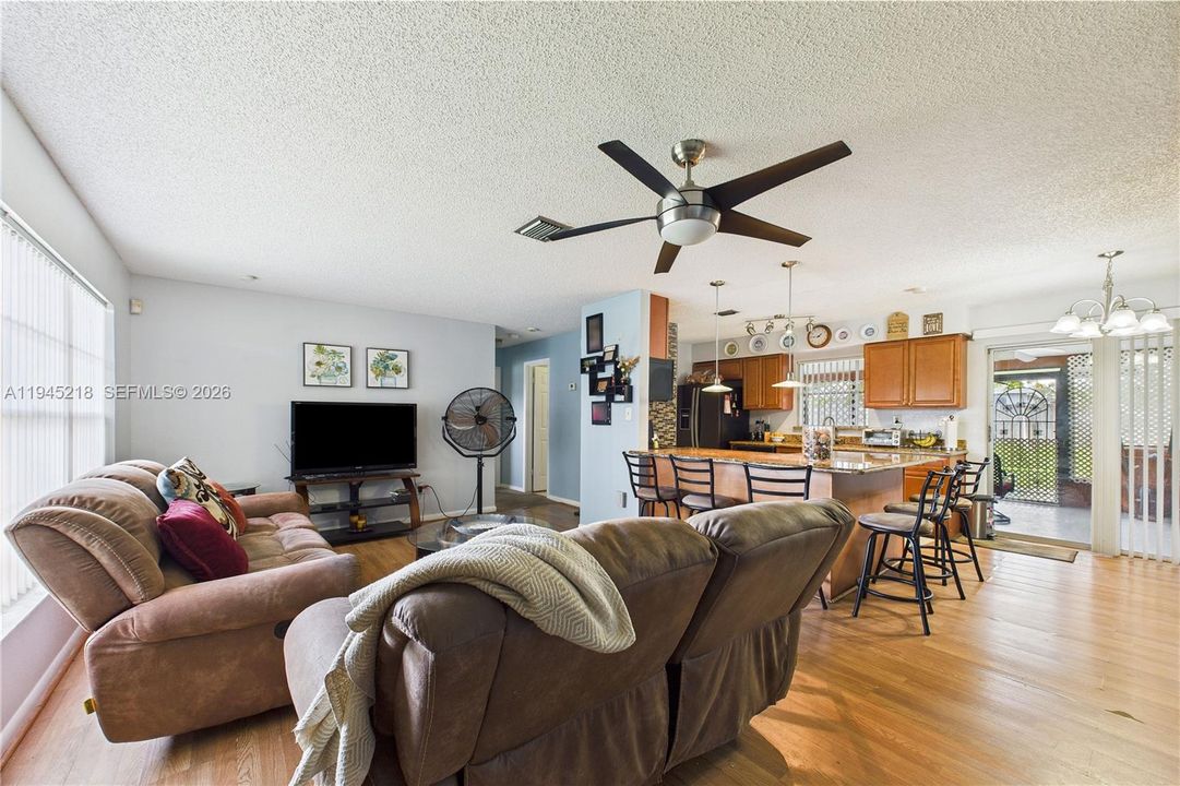 Recently Sold: $260,000 (3 beds, 2 baths, 1336 Square Feet)