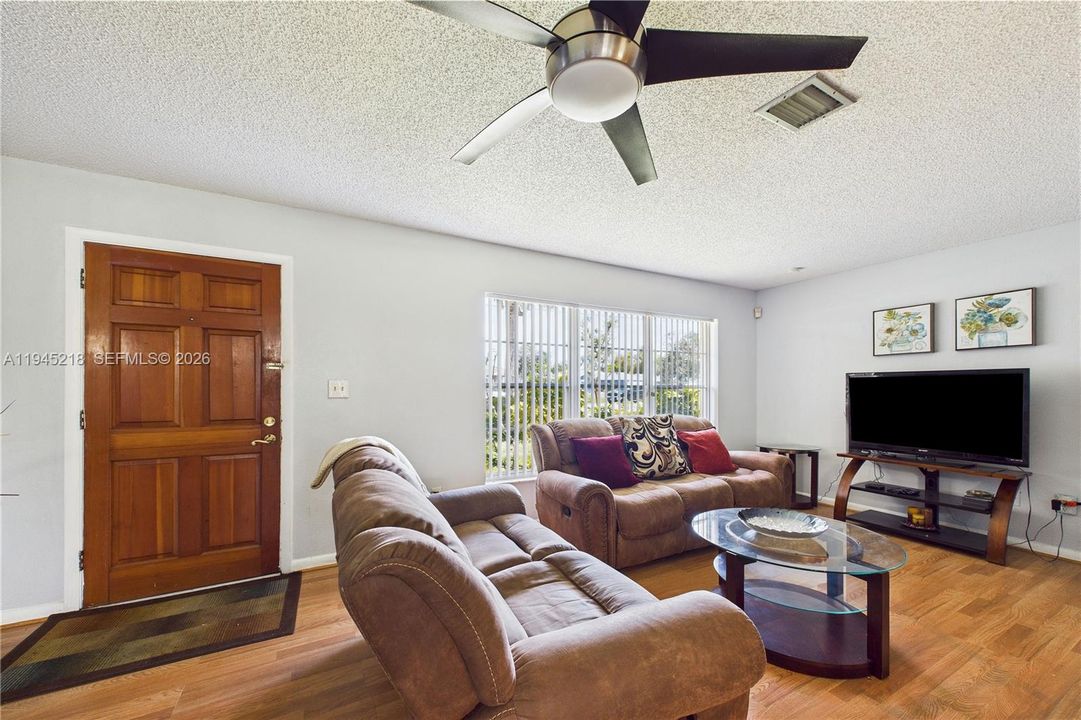 Recently Sold: $260,000 (3 beds, 2 baths, 1336 Square Feet)