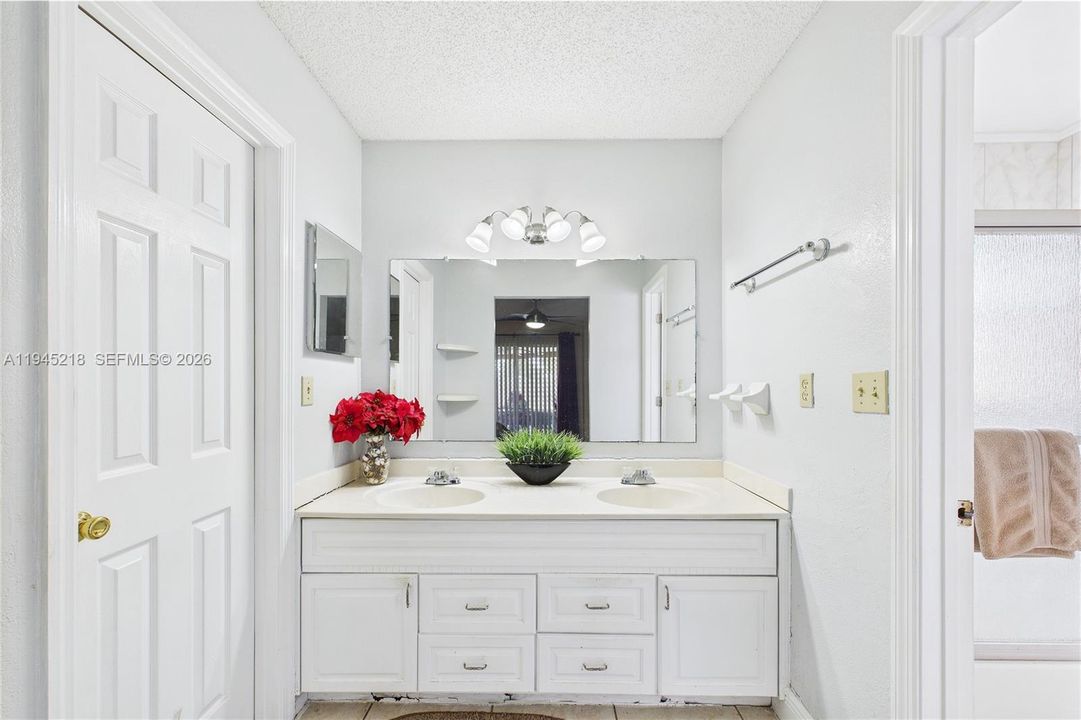 Recently Sold: $260,000 (3 beds, 2 baths, 1336 Square Feet)