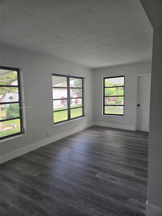 Activo con contrato: $264,000 (2 camas, 1 baños, 1061 Pies cuadrados)