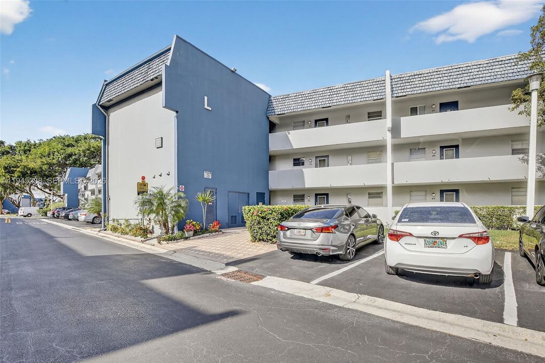 For Sale: $97,500 (1 beds, 1 baths, 739 Square Feet)