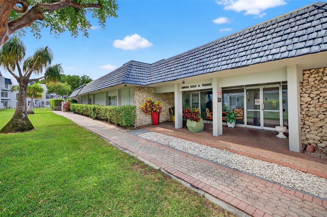 For Sale: $97,500 (1 beds, 1 baths, 739 Square Feet)