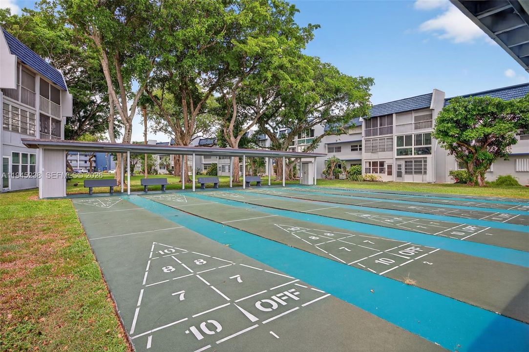 For Sale: $97,500 (1 beds, 1 baths, 739 Square Feet)