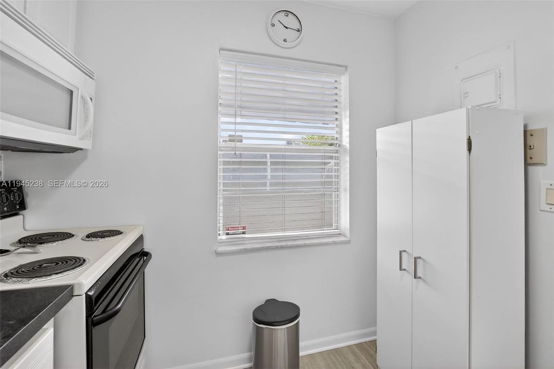 For Sale: $97,500 (1 beds, 1 baths, 739 Square Feet)