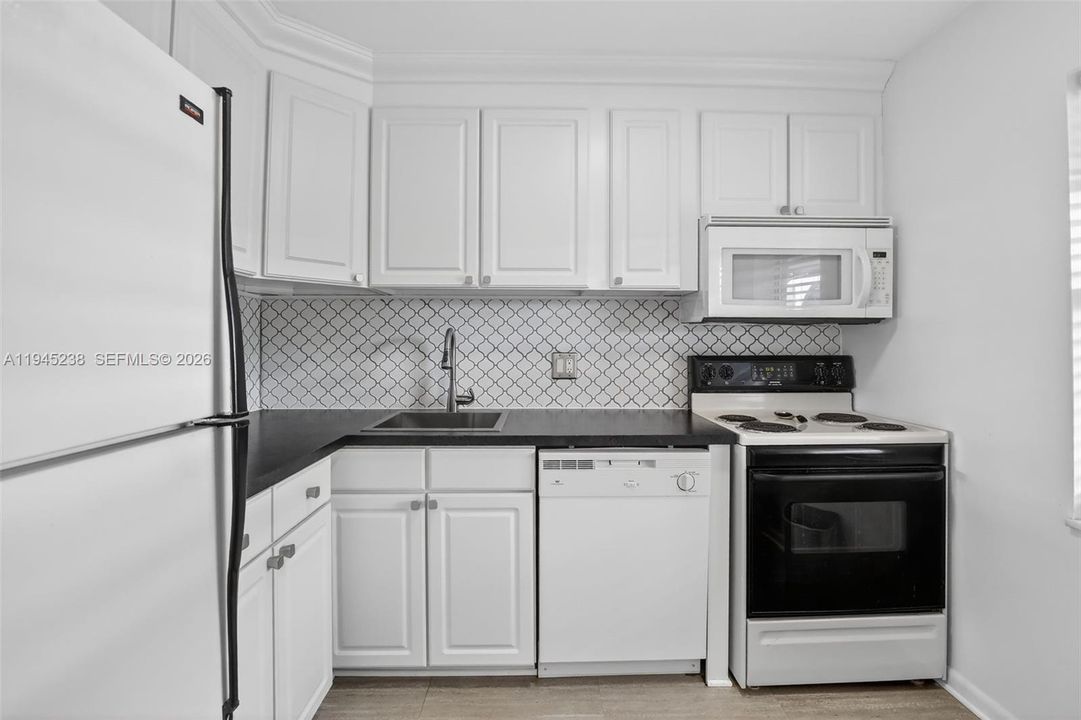 For Sale: $97,500 (1 beds, 1 baths, 739 Square Feet)