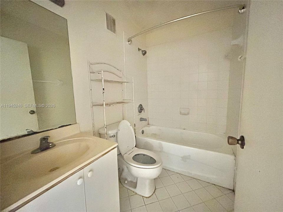 Activo con contrato: $179,000 (2 camas, 2 baños, 815 Pies cuadrados)