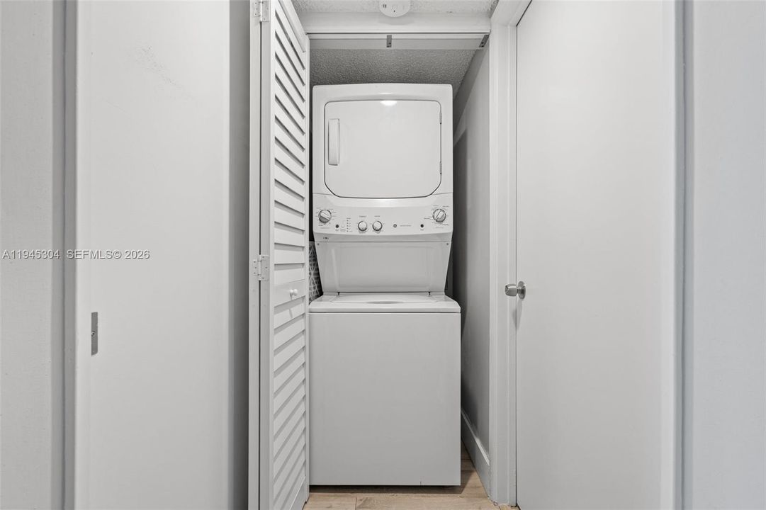 En Venta: $245,000 (2 camas, 2 baños, 1052 Pies cuadrados)
