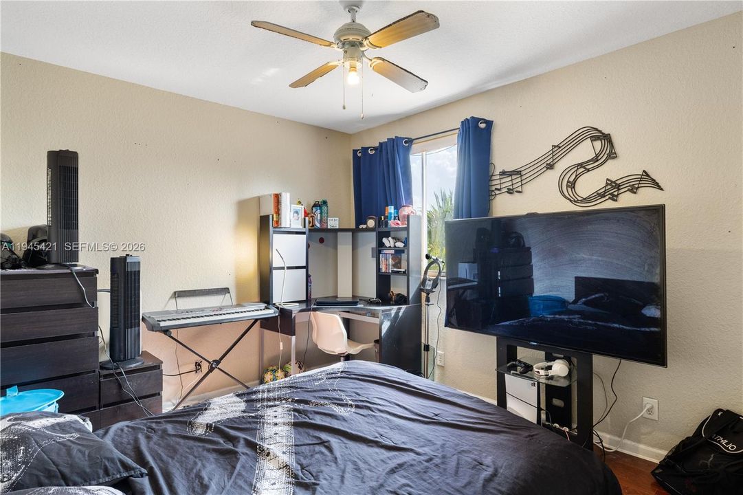 Activo con contrato: $749,900 (5 camas, 2 baños, 2526 Pies cuadrados)