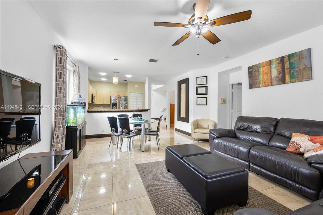 Activo con contrato: $749,900 (5 camas, 2 baños, 2526 Pies cuadrados)