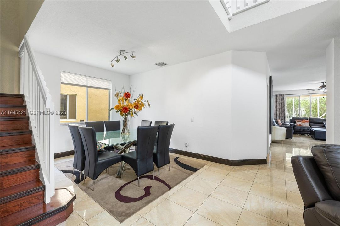 Activo con contrato: $749,900 (5 camas, 2 baños, 2526 Pies cuadrados)