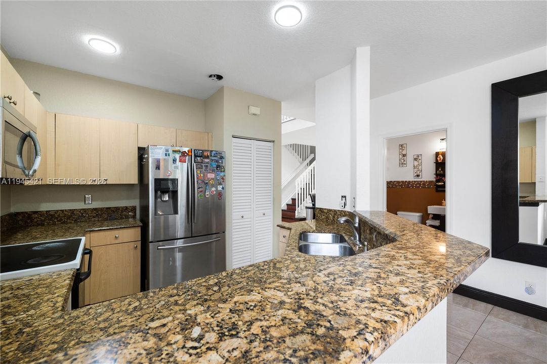 Activo con contrato: $749,900 (5 camas, 2 baños, 2526 Pies cuadrados)