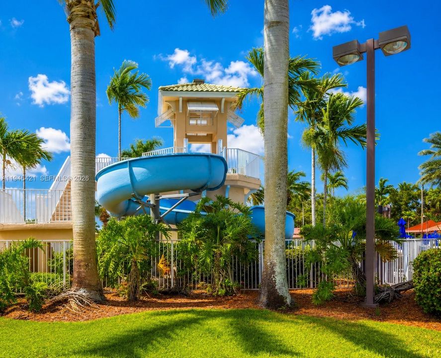 Activo con contrato: $749,900 (5 camas, 2 baños, 2526 Pies cuadrados)