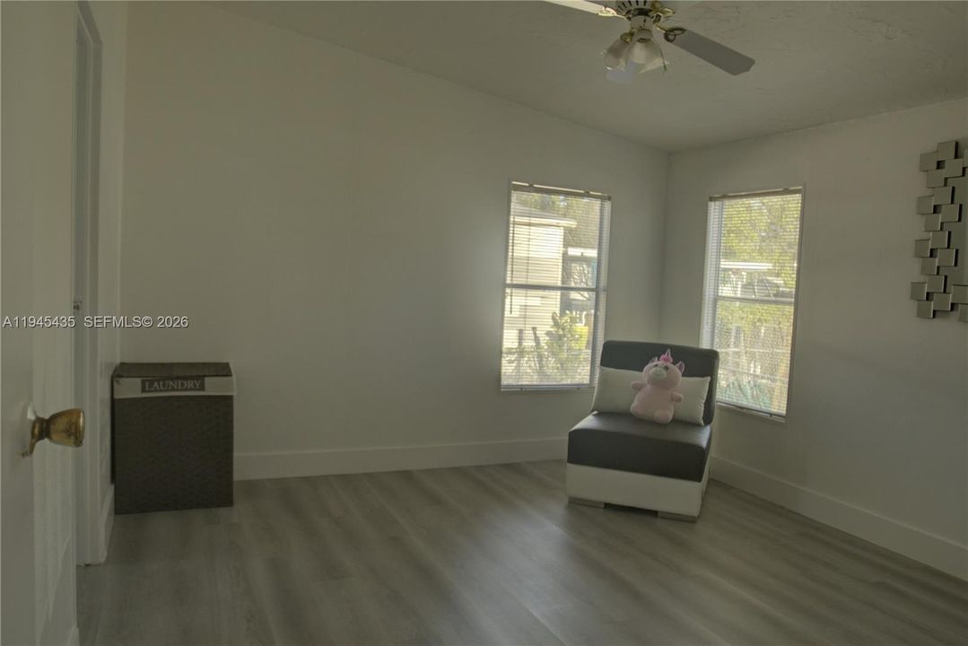 На продажу: $289,500 (3 спален, 2 ванн, 1430 Квадратных фут)