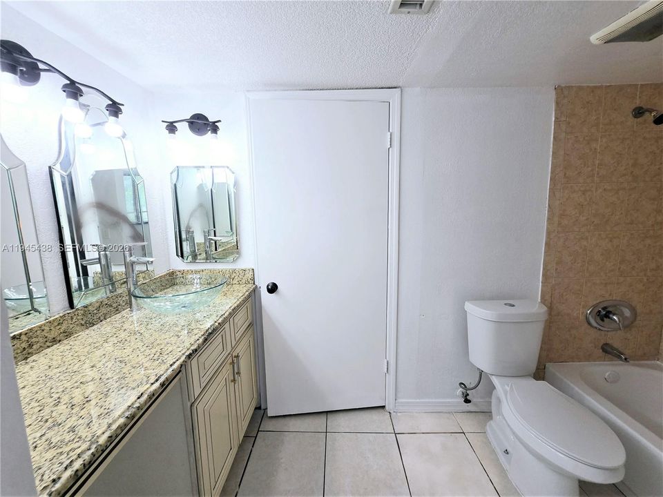 На продажу: $170,000 (2 спален, 2 ванн, 1030 Квадратных фут)