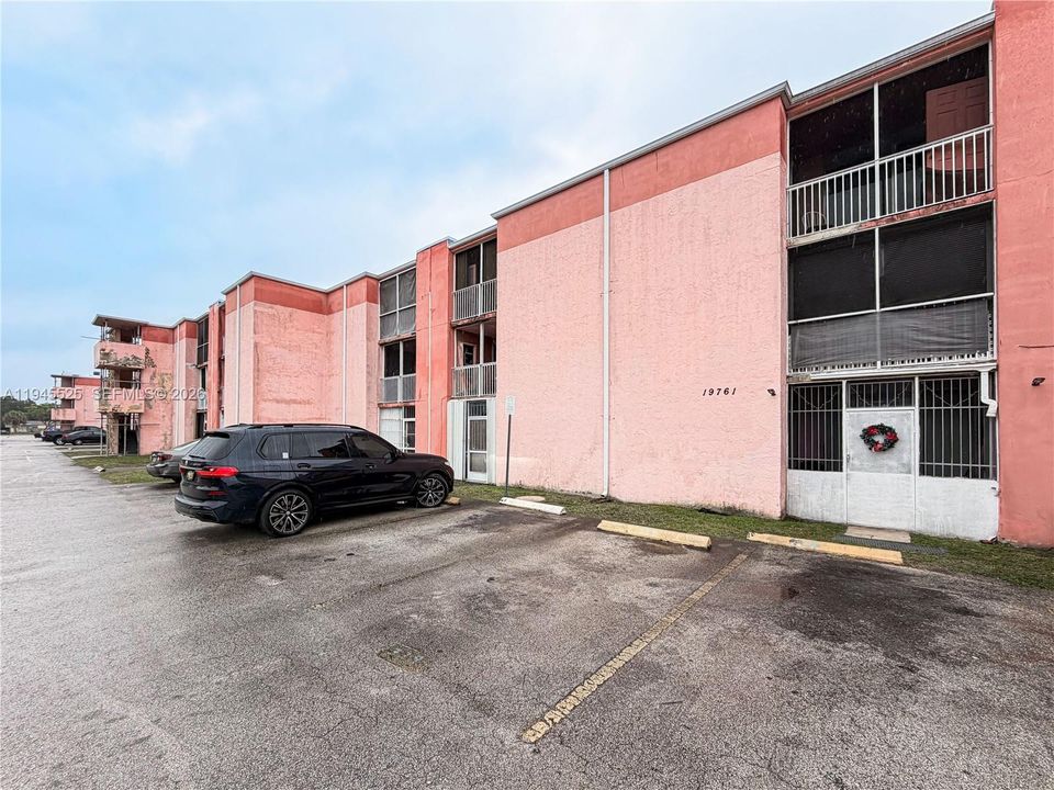 For Sale: $149,900 (2 beds, 2 baths, 800 Square Feet)
