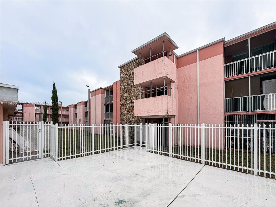 For Sale: $149,900 (2 beds, 2 baths, 800 Square Feet)
