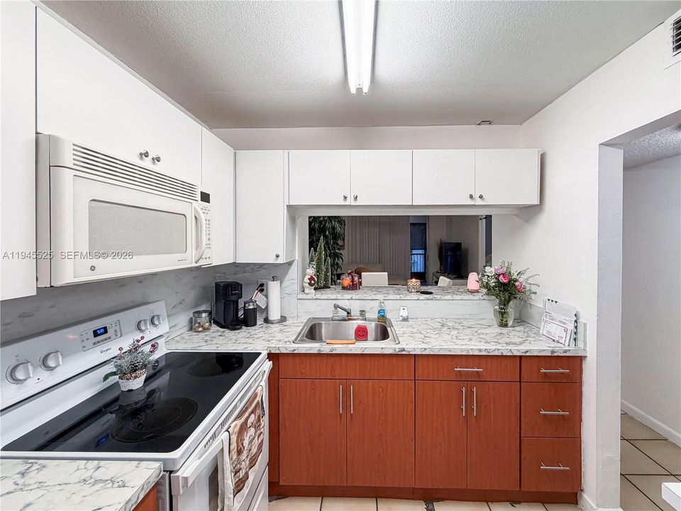 For Sale: $149,900 (2 beds, 2 baths, 800 Square Feet)