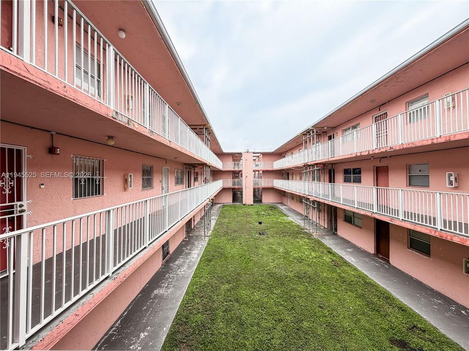 For Sale: $149,900 (2 beds, 2 baths, 800 Square Feet)