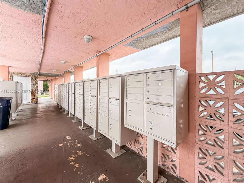 For Sale: $149,900 (2 beds, 2 baths, 800 Square Feet)