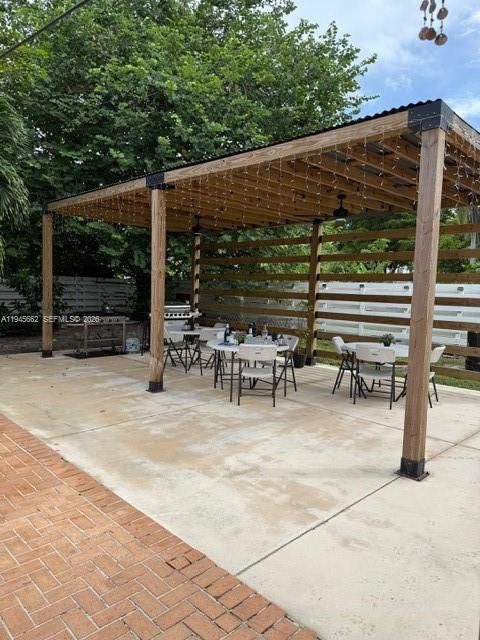Recently Sold: $734,900 (4 beds, 2 baths, 2153 Square Feet)