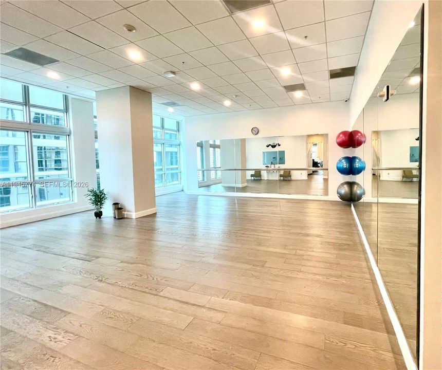 For Sale: $350,000 (1 beds, 1 baths, 544 Square Feet)