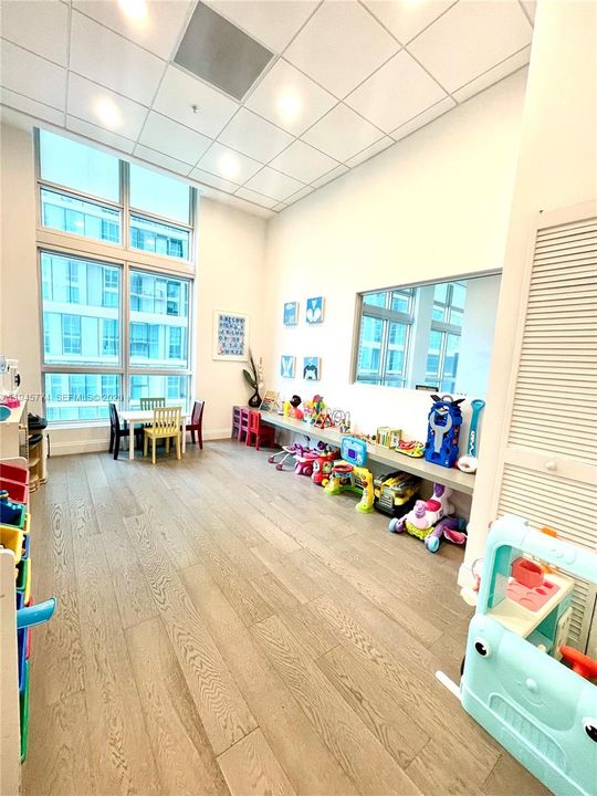 For Sale: $350,000 (1 beds, 1 baths, 544 Square Feet)