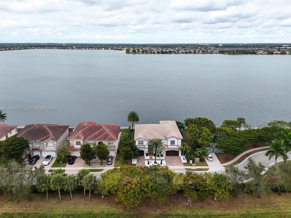 Недавно арендовано: $8,500 (6 спален, 5 ванн, 4945 Квадратных фут)
