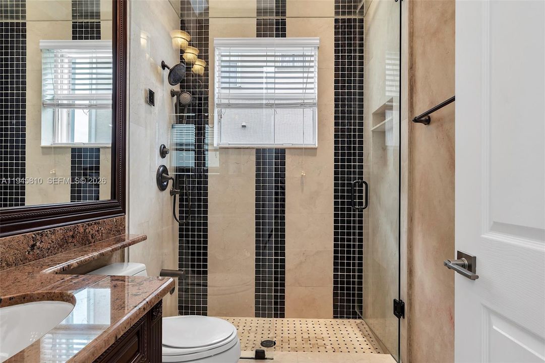Недавно арендовано: $8,500 (6 спален, 5 ванн, 4945 Квадратных фут)