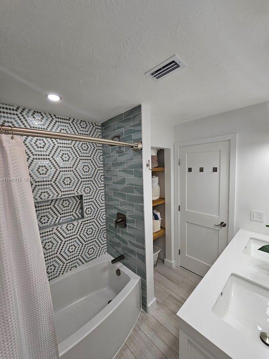 Recently Sold: $1,400,000 (4 beds, 3 baths, 3553 Square Feet)