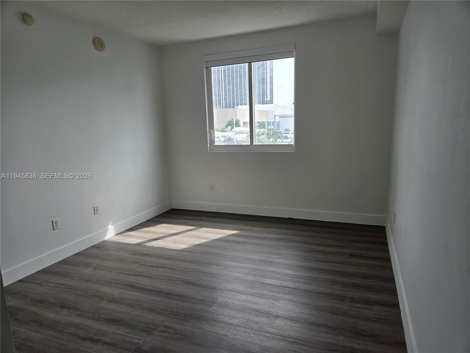 For Sale: $410,000 (2 beds, 2 baths, 1057 Square Feet)