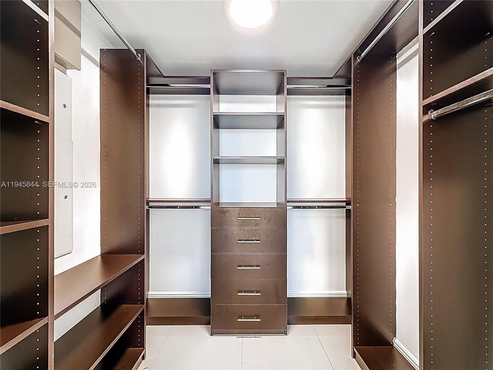 For Sale: $900,000 (2 beds, 2 baths, 1168 Square Feet)