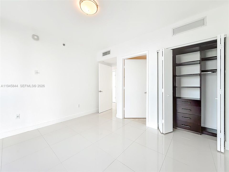 For Sale: $900,000 (2 beds, 2 baths, 1168 Square Feet)