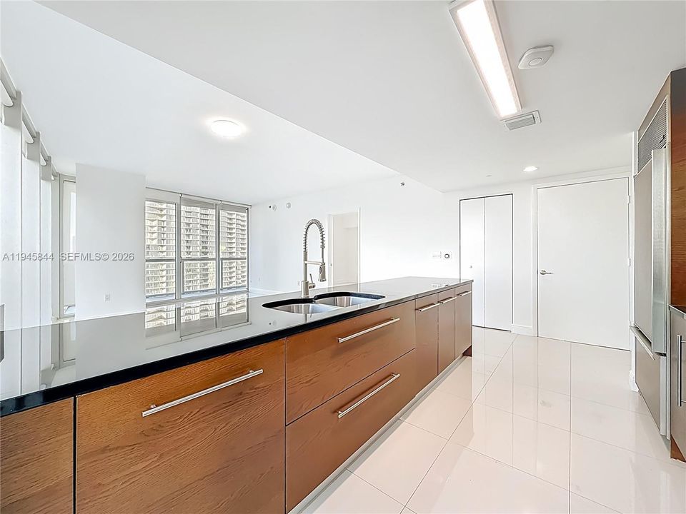 For Sale: $900,000 (2 beds, 2 baths, 1168 Square Feet)