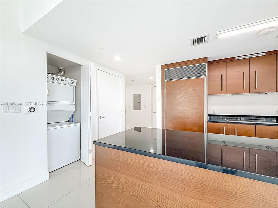 For Sale: $900,000 (2 beds, 2 baths, 1168 Square Feet)