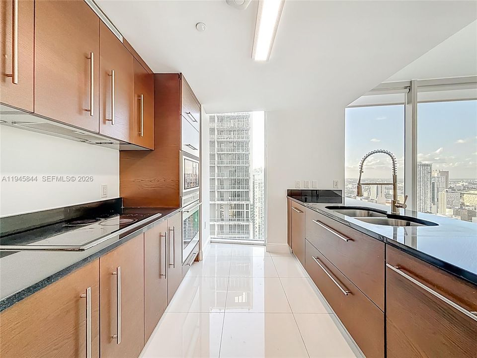 For Sale: $900,000 (2 beds, 2 baths, 1168 Square Feet)