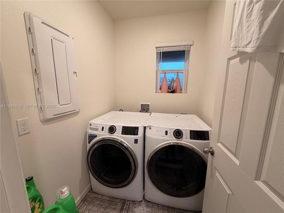 For Sale: $374,900 (3 beds, 2 baths, 1614 Square Feet)