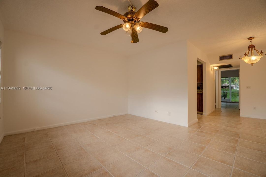 Active With Contract: $119,000 (1 beds, 1 baths, 585 Square Feet)